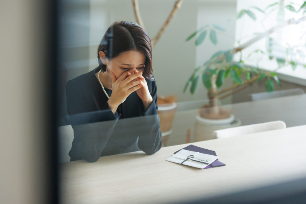 Frau trauert nach Todesfall